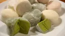Mochi adalah sajian populer dari Jepang. Jajanan yang satu ini punya rasa khas yang lembut dan agak lengket. Mochi terbuat dari beras ketan yang ditumbuk hingga halus dan lengket, biasanya kita sering menemukan mochi isi kacang. (en.wikipedia.org)
