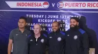 Kiper Timnas Puerto Rico, Cody Laurendi (kanan), siap meredam serangan Indonesia pada uji coba di Stadion Maguwoharjo, Selasa (13/6/2017). (Liputan6.com/Switzy Sabandar)