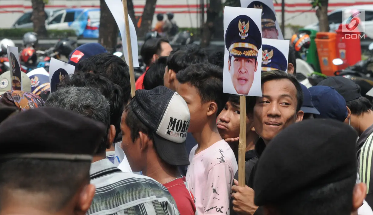 Sejumlah aktivis Masyarakat Peduli Kota Sungai Penuh dari Provinsi Jambi melakukan aksi di depan Gedung KPK, Jakarta, Senin (24/6/2019). Aktivis mendesak KPK memeriksa Wali Kota Sungai Penuh Asyafri Jaya Bakti terkait kasus dugaan gratifikasi sebesar Rp 1,6 miliar. (merdeka.com/Dwi Narwoko)