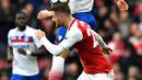 Bek Arsenal, Shkodran Mustafi, adu sundulan dengan gelandang Stoke, Ramadan Sobhi, pada laga Premier league di Stadion Emirates, London, Minggu (1/4/2018). Arsenal menang 3-0 atas Stoke. (AFP/Oliver Greenwood)