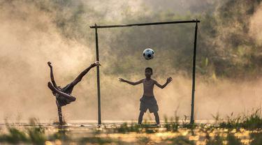 Ilustrasi bermain sepak bola