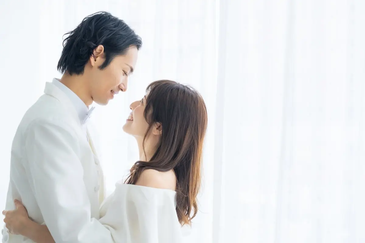 couple cinta romantis bahagia