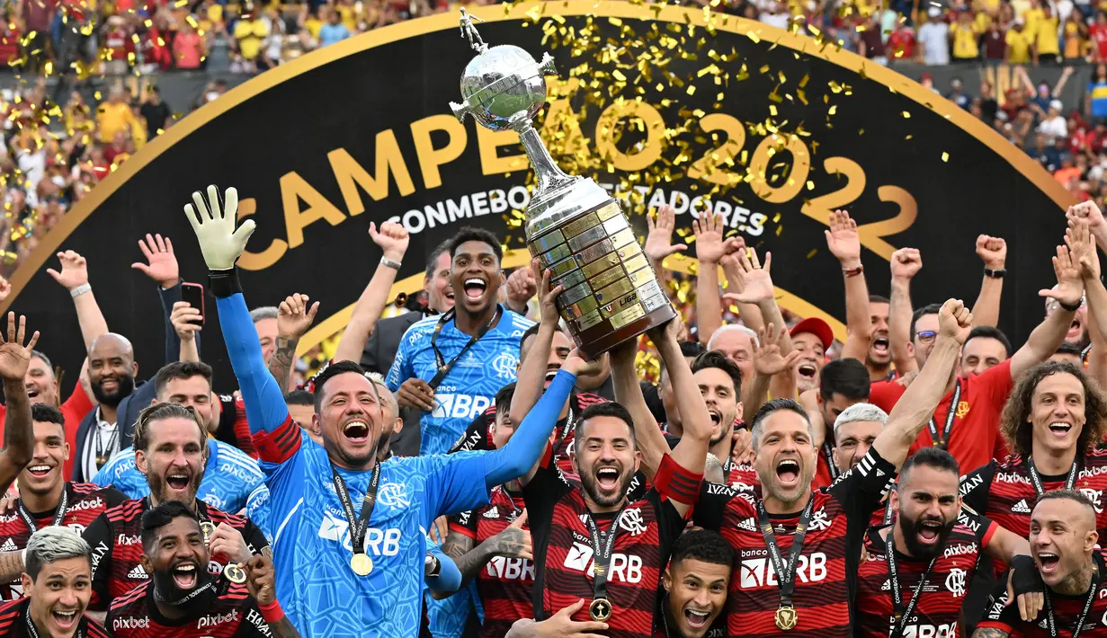 Para pemain Flamengo merayakan kemenangan setelah keluar menjadi pemenang di ajang Copa Libertadores setelah mengalahkan Athletico Paranaense pada laga final yang berlangsung di Guayaquil, Ekuador, 29 Oktober 2022. (AFP/Luis Acosta)