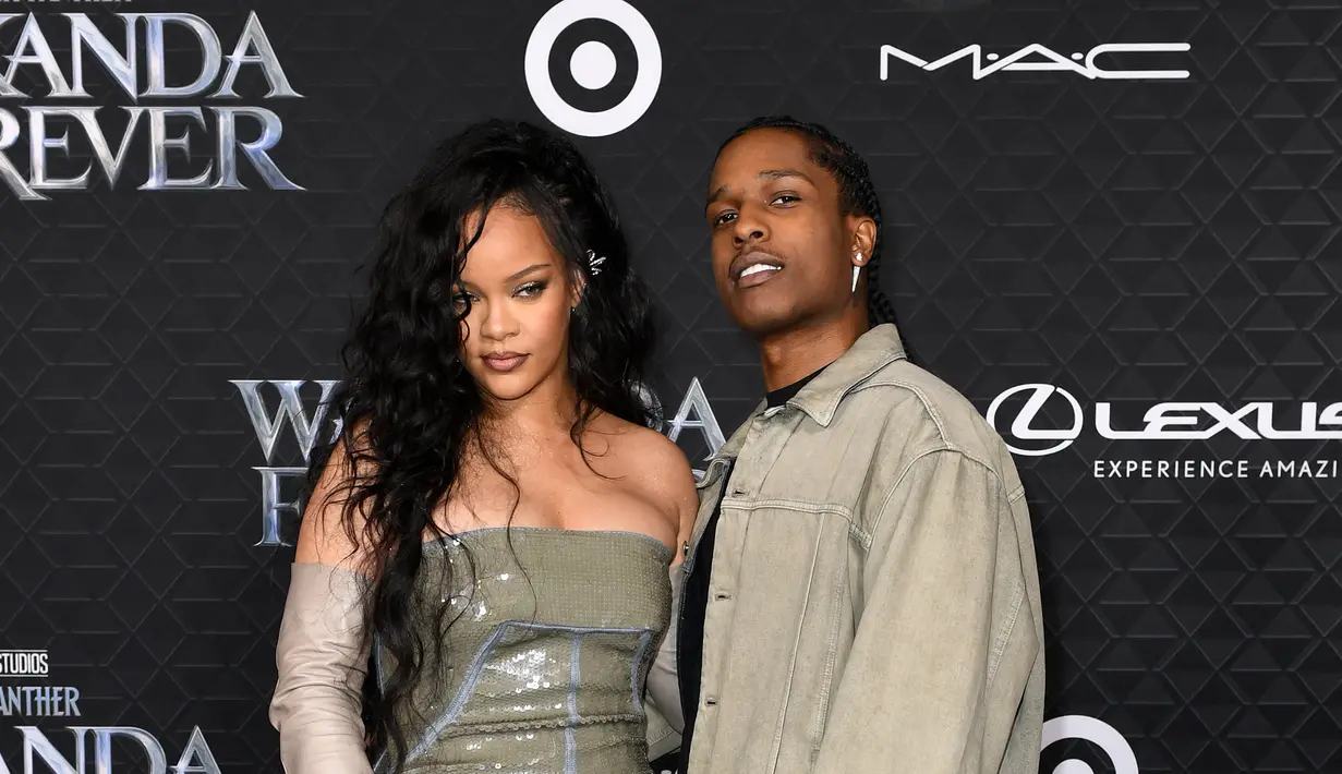 <p>Penyanyi Barbados Rihanna (kiri) dan pacarnya rapper AS A$AP Rocky berpose saat tiba untuk pemutaran perdana film "Black Panther: Wakanda Forever" dari Marvel Studios di Dolby Theatre di Hollywood, California, pada 26 Oktober 2022. (AFP/Valeri Macon)</p>