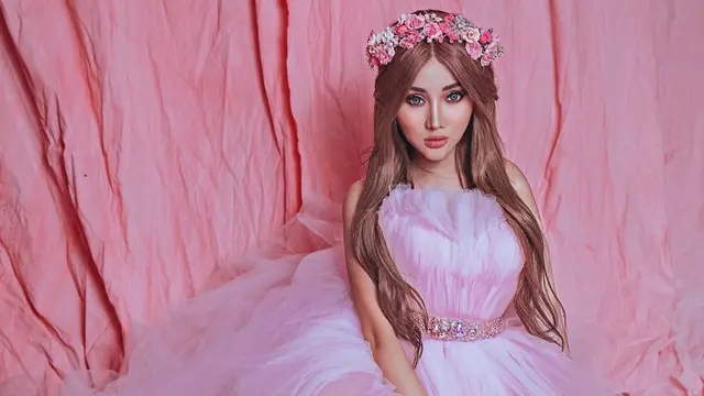 Gaya Lucinta Luna Pemotretan Bertema Barbie