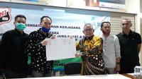 Penandatanganan kerja sama antara SSB UNI dan Bank Jabar Banten (BJB) di kantor cabang BJB Tamansari, Bandung, Jumat (17/7/2020). (Bola.com/Erwin Snaz)