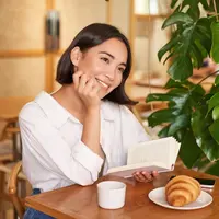 Ilustrasi perempuan membaca/copyrightshutterstock/Mix and Match Studio