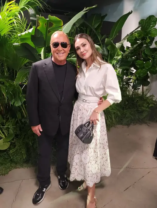 Luna Maya juga diketahui hadir dalam peragaan busana NYFW 2022. Dirinya pun terlihat hadir memenuhi undangan dari salah satu brand fashion ternama. (Liputan6.com/IG/@lunamaya)
