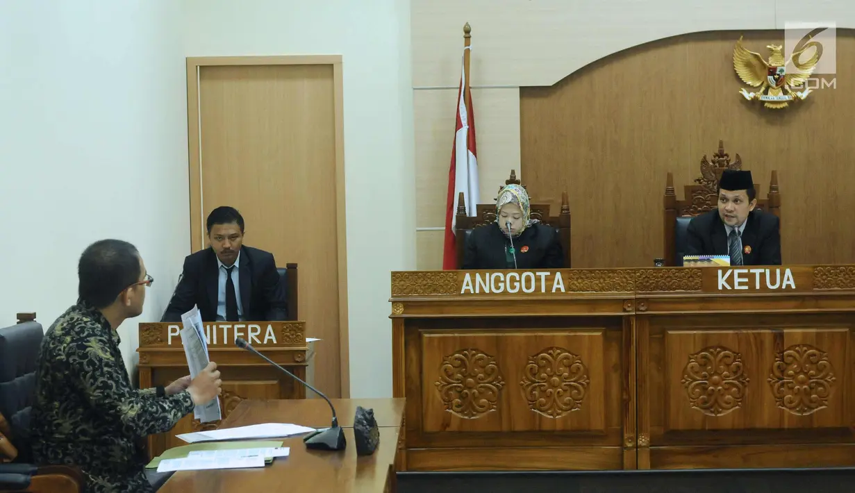 Asisten bantuan hukum LBH Jakarta, Abraham Nempung (kiri) saat sidang perdana sengketa informasi publik terhadap Kementerian LHK di Gedung KIP, Jakarta, Kamis (1/3). Sidang beragendakan pemeriksaan awal. (Liputan6.com/Helmi Fithriansyah)