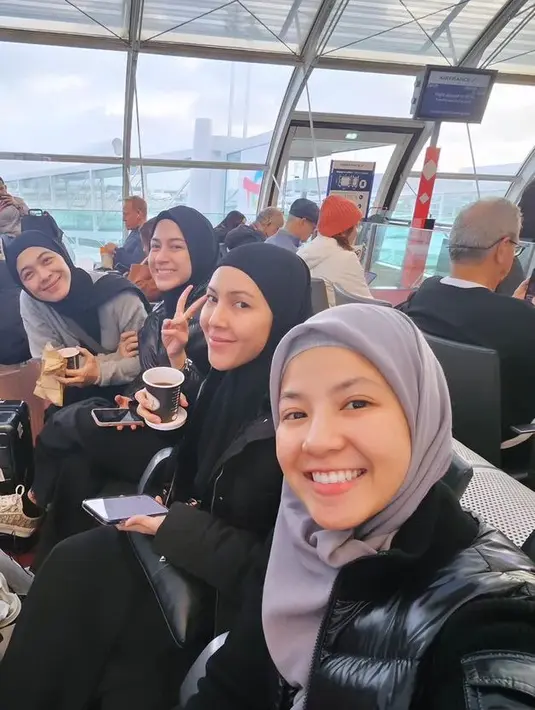 Berada di Bandara, keempatnya pun tampil kompak mengenakan busana serba hitam dengan riasan bare facenya. [@dianayulestari]