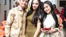 Rambut panjang hitam Lyodra pun dibiarkan terurai. Wajahnya dipoles makeup natural namun tetap memancarkan kecantikan alaminya. [@audyvanessa]