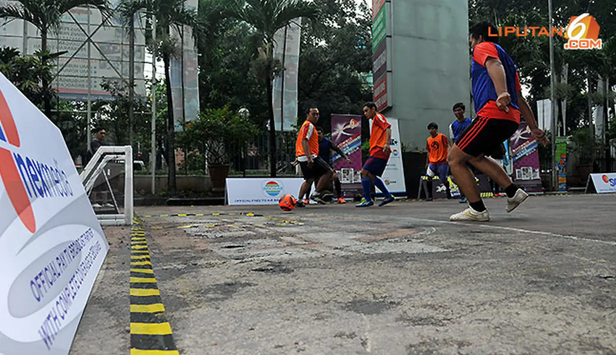 Duel dua tim peserta dalam pertandingan 3 on 3 Futsal Challenge Road to BPL di Universitas Sahid, Jakarta. (Liputan6.com/Abdul Aziz Prastowo)