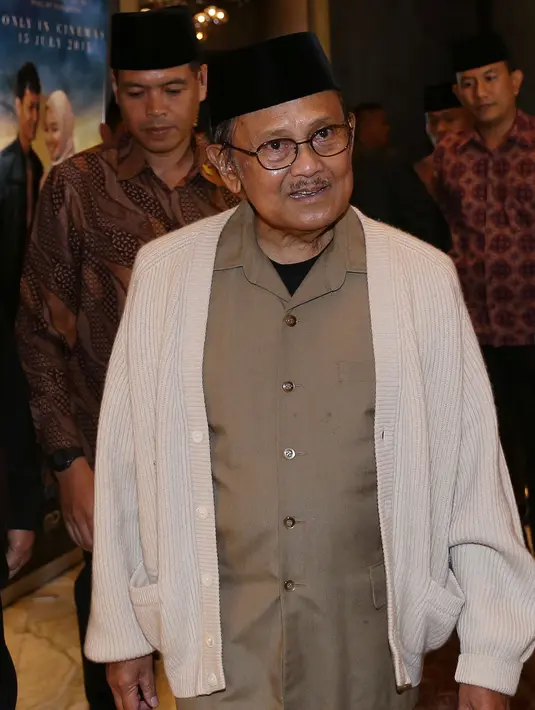 Mantan presiden Republik Indonesia, BJ Habibie, juga menaruh minat pada film 'Surga yang Tak Dirindukan' seperti penonton tanah air lainnya. (Galih W. Satria/Bintang.com)