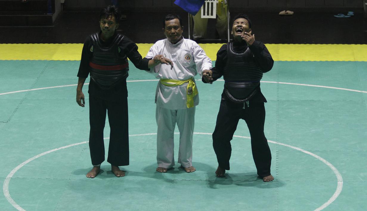 Pesilat meluapkan kebahagian usai menang saat Kejurnas Pagar Nusa di Padepokan Pencak Silat TMII, Jakarta, Minggu (6/1/2020). Sebanyak 487 pesilat dari seluruh Indonesia berpartisipasi dalam Kejurnas sekaligus Harlah ke-34 Pagar Nusa. (Bola.com/M Iqbal Ichsan)