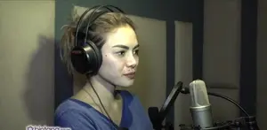 Walaupun masih dihantui dengan kasus prostitusi online, Nikita Mirzani kini tengah sibuk merilis single dangdut terbarunya.