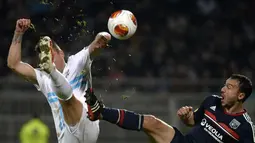 Gelandang Lyon Steed Malbranque (kanan) duel keras dengan pemain Rijeka Leon Benko pada pertandingan Liga Eropa Grup I pertandingan sepak bola antara Olympique Lyonnais vs Rijeka di Stadion Gerland, Lyon  (24/10/13). (AFP/Philippe Desmazes)