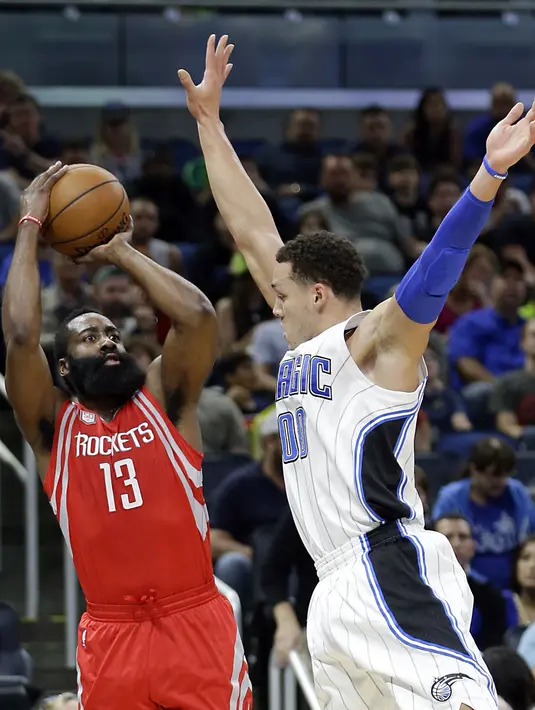 Pemain Houston Rockets, James Harden (kiri) mencoba melakukan tembakan saat dihalangi pemain pemain Orlando Magic, Aaron Gordon  pada laga lanjutan NBA  basketball game di Amway Center, (6/1/2017), Orlando. Houston Rockets menang 100-93. (AP/John Raoux)