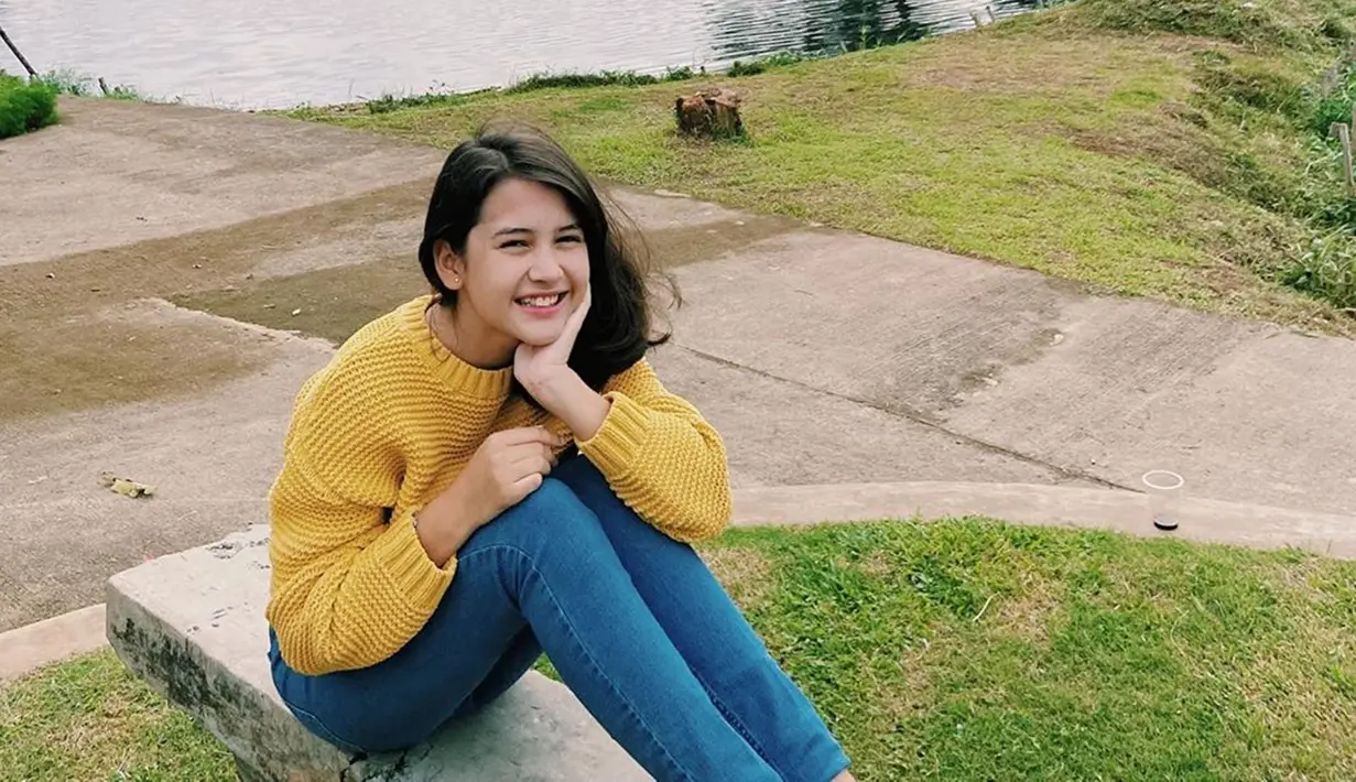 Meski menjadi seorang aktris mdua, akan tetapi gaya penampilan Sandrinna terlihat bak anak remaja lainnya. Tak sedikit pula netizen yang memuji penampilan Sandrinna Michelle karena terlihat manis. (Liputan6.com/IG/@sandrinna_11)