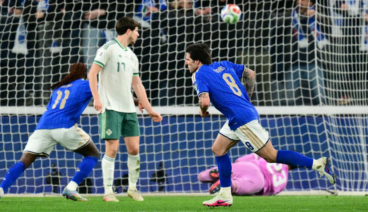 Keran gol Gli Azzurri dicetak oleh Sandro Tonali pada menit ke-56. Tonali berhasil menyambar bola yang dimentahkan pemain Iralndia Utara dari luar kotak penalti. (AFP/Stefano Rellandi)