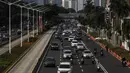 Kendaraan melintas di Jalan Jenderal Sudirman saat hari pertama pemberlakuan ganjil-genap kendaraan di Jakarta, Senin (3/8/2020). Kebijakan ganjil-genap untuk membatasi mobilitas warga dan menghindari adanya penumpukan kendaraan di jalan raya pada masa PSBB transisi. (Liputan6.com/Johan Tallo)