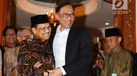 Presiden ke-3 RI Bacharuddin Jusuf Habibie berpelukan dengan mantan Wakil PM Malaysia Anwar Ibrahim di kediamannya di Jalan Patra Kuningan XIII, Jakarta Selatan, Minggu (20/5). (Liputan6.com/Angga Yuniar)