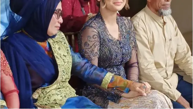Indah Permatasari dan Nursyah sang ibu duduk bersebelahan ketika lamaran Sinta Mutiara