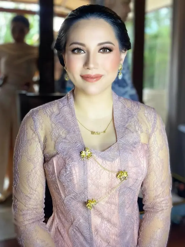 Potret Elodie Bouttier, Cantik Berkebaya saat Pernikahan Luna Maxime