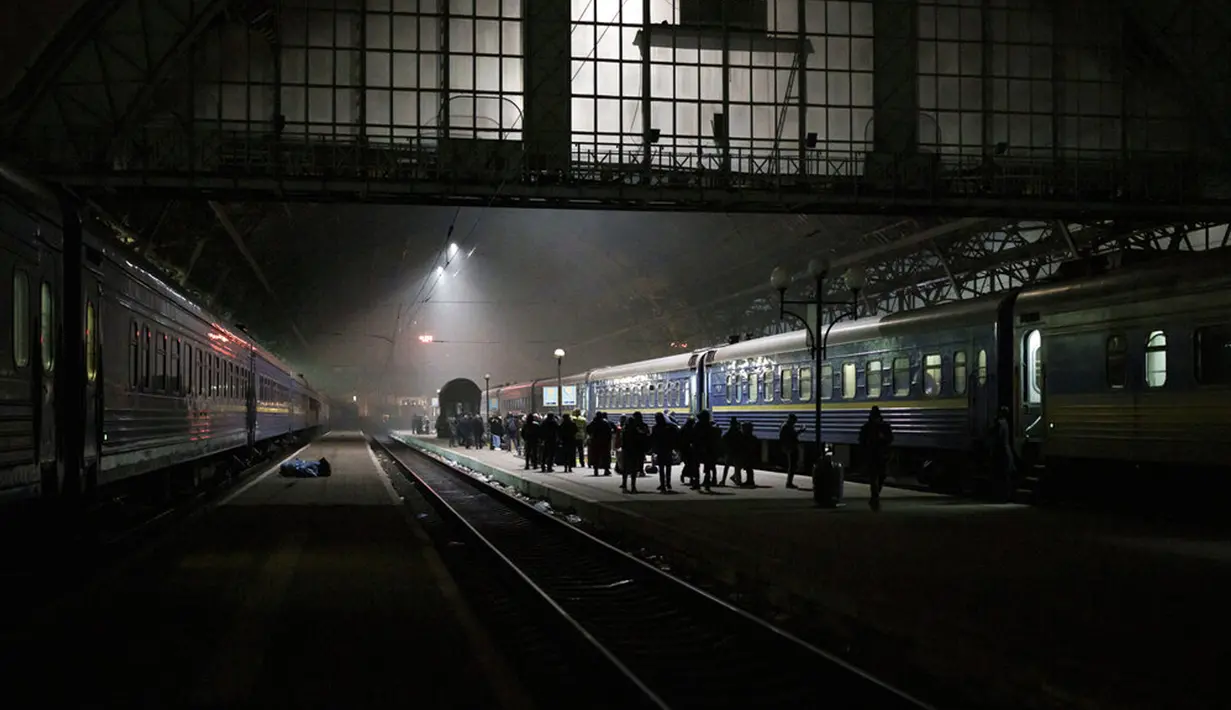 Orang-orang yang mencoba melarikan diri dari Ukraina menunggu kereta di Stasiun Kereta Api Lviv, Lviv, Ukraina, 4 Maret 2022. (AP Photo/Felipe Dana)