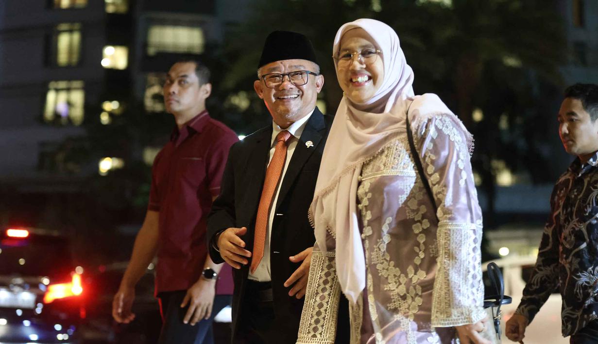 Menteri Pendidikan Dasar dan Menengah Republik Indonesia, Abdul Mu'ti (tengah) saat tiba di lobby Hotel Raffles, Jakarta, untuk menghadiri resepsi pernikahan anak kedua musisi sekaligus kader Partai Gerindra Ahmad Dhani, El Rumi dan Syifa Hadju, Minggu 26 April 2026 malam. (Kapanlagi.com/Budy Santoso)