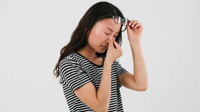 Bukan Cuma Kurang Tidur, Kebiasaan Sehari-Hari Ini Ternyata Juga Bisa Membuat Mata Cepat Lelah - Cover