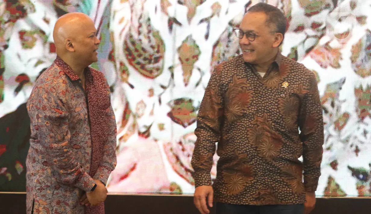Kepala BRIN Laksana Tri Handoko berbincang dengan Putra BJ Habibie, Ilham Akbar Habibie saat Habibie Prize 2022 di gedung BJ Habibie, Jakarta, Kamis (10/11/2022). Badan Riset dan Inovasi Nasional (BRIN) menganugerahan Habibie Prize 2022 kepada empat orang yang dinilai memiliki pengaruh dalam perkembangan Ilmu Pengetahuan dan Teknologi (IPTEK) di Tanah Air. (Liputan6.com/Herman Zakharia)