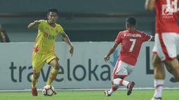Bek Bhayangkara FC, I Putu Gede Juni Antara (kiri) saat pertandingan melawan Persija pada laga penutup Liga 1 Indonesia di Stadion Patriot Candrabhaga, Bekasi, Minggu (12/11). (Liputan6.com/Helmi Fithriansyah)