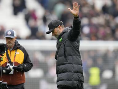 Di pekan-pekan akhir yang menentukan, Liverpool mulai tak masuk hitungan dalam persaingan merebut gelar juara Liga Inggris 2023/2024. Hasil imbang 2-2 di markas West Ham United, Sabtu (27/4/2024) menjadikan Liverpool tak beranjak dari posisi ketiga klasemen sementara dengan jumlah pertandingan sisa yang paling sedikit dibanding dua pesaingnya, Arsenal dan Manchester City. Pasukan Jurgen Klopp yang mengoleksi 75 poin dari 35 laga, tertinggal dua poin dari Arsenal sebagai pemuncak klasemen yang baru memainkan 34 laga dan tertinggal satu poin dari Mancester City di posisi kedua yang baru memainkan 33 laga. (AP Photo/Kin Cheung)