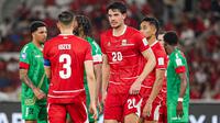 Jay Idzes dan Elkan Baggott dalam pertandingan FIFA Series 2026 Timnas Indonesia melawan Saint Kitts and Nevis di SUGBK, Jakarta, Jumat (27-3-2026). (Bola.com/Abdul Aziz)