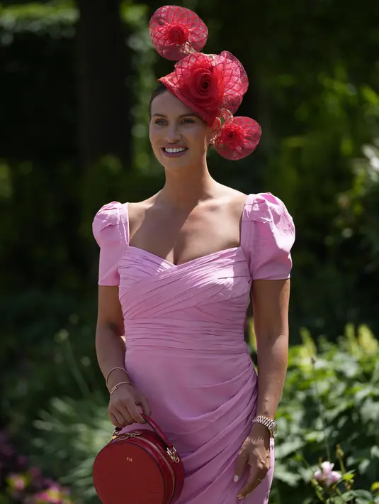 Seorang penonton berpose untuk foto pada hari keempat pertemuan pacuan kuda Royal Ascot di Ascot Racecourse, Ascot, Inggris, 17 Juni 2022. (AP Photo/Alastair Grant)