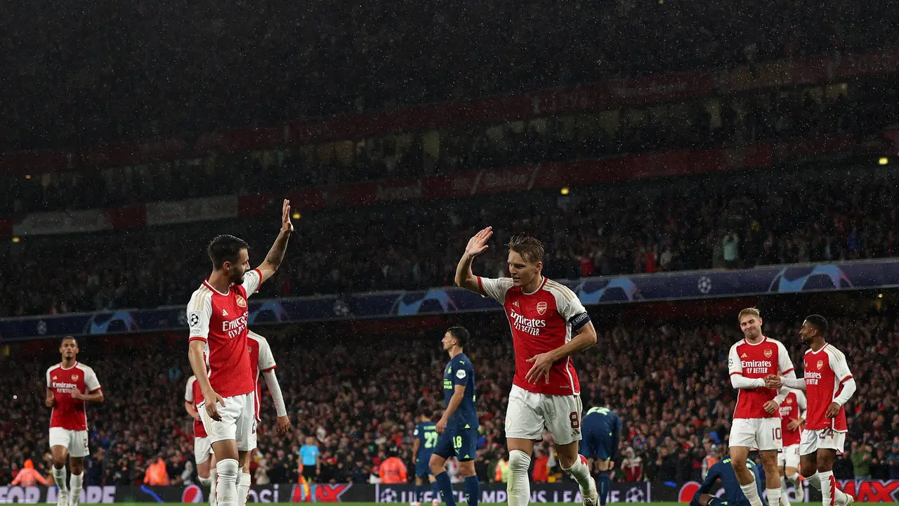 Selebrasi pemain Arsenal ketika menjebol gawang PSV Eindhoven