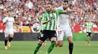 Bek Real Betis, German Pezzella, bertekad membantu timnya menembus empat besar klasemen akhir La Liga 2023/2024 demi bisa main di Liga Champions. (AFP/Cristina Quicler)