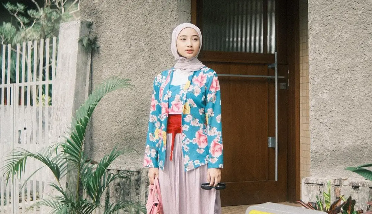 Selebgram kelahiran 2002 ini sangat pintar dalam bergaya penampilan. Hijab yang dikenakan terlihat pas dengan pakaian kebaya warna biru. Dengan perpaduan yang pas, Ansellma Putri semakin terlihat memesona dan bikin netizen terpesona. (Liputan6.com/IG/@ansellmaputri)