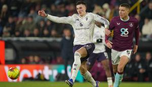 Benjamin Sesko dari Manchester United (kiri) dan Maxime Esteve dari Burnley berebut bola selama pertandingan Liga Inggris antara Burnley dan Manchester United di Burnley, Inggris, Kamis (8-1-2026) dini hari WIB. (AP Photo/Ian Hodgson)