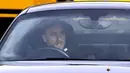 Gelandang Tottenham Hotspur, Christian Eriksen berada di dalam mobil saat tiba untuk mengikuti sesi latihan pertama pelatih Jose Mourinho di Enfield, Inggris (20/11/2019). Jose Mourinho resmi menjadi pelatih Tottenham Hotspur menggantikan Mauricio Pochettino. (AP Photo/Matt Dunham)