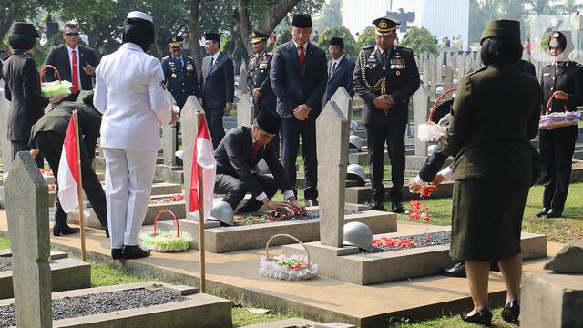 Hari Pahlawan, Jokowi-Ma'ruf Tabur Bunga di TMPN Kalibata