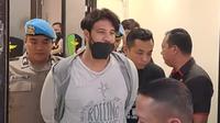 Usai menjalani tes kesehatan, Ammar Zoni bungkam kala ditanya mengapa pakai narkoba lagi. Saat disinggung soal Irish Bella dan anak, matanya berkaca. (Foto: Dok. YouTube Intens Investigasi)