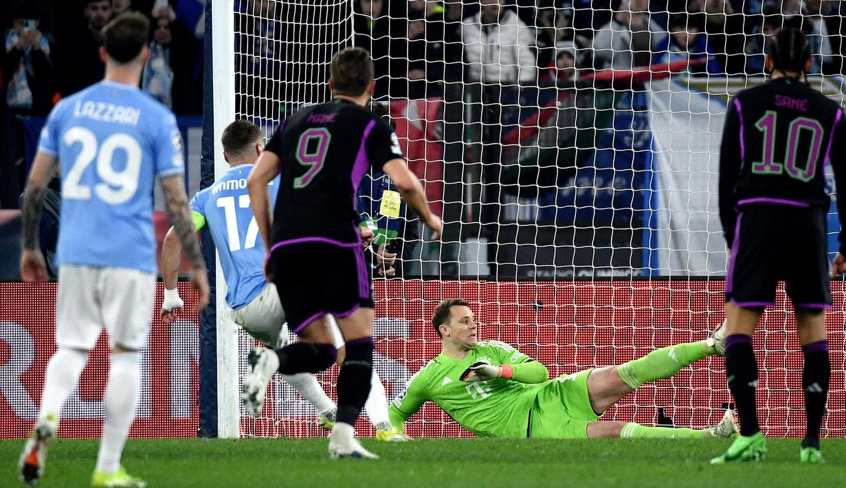 Kiper Bayern Munchen, Manuel Neuer (tengah) gagal menghalau tendangan penalti yang dilesatkan oleh pemain Lazio, Ciro Immobile pada laga leg pertama 16 besar Liga Champions 2023/2024 di Olympic Stadium, Roma, Italia, Kamis (15/02/2024) WIB. (AFP/Filippo Monteforte)