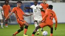 Pemain Timnas Belanda U-21, Mees Hilgers (kiri) berebut bola dengan pemain Timnas Belgia U-21, Jeremy Doku pada laga persahabatan yang berlangsung di Heverlee, Belanda, 23 September 2022. (AFP/Belga/John Thys)