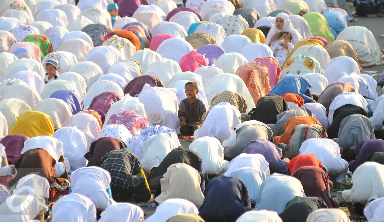 Ribuan umat muslim melaksanakan Shalat Idul Adha 1436 H di Kawasan Senen, Jakarta, Kamis (24/9/2015). Banyaknya jamaah yang datang membuat mereka melaksanakan Shalat Ied di jalan.(Liputan6.com Gempur M Surya)