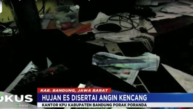 Hujan es beserta angin kencang ini cukup membuat atap-atap rumah warga yang terbuat dari seng dan tenda-tenda pedagang porak poranda.