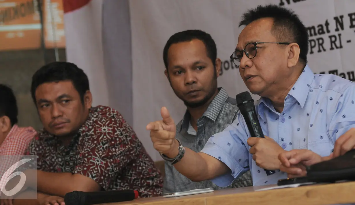 Wakil Ketua DPRD DKI Jakarta, M Taufik (kanan) memberikan pandangan pada sebuah diskusi publik di Jakarta, Kamis (30/6). Diskusi membahas Sulitnya Parpol Mencari Lawan Ahok pada Pilkada 2017 mendatang. (Liputan6.com/Helmi Fithriansyah)