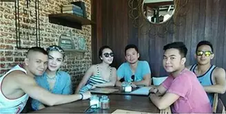 Beberapa hari lalu Nikita Mirzani terlihat sedang liburan ke Bali bersama teman-temannya. Saat berfoto bersama terlihat wajah yang taka sing lagi yaitu Samuel Rizal. (via instagram/@faisalwirantaatmadja)
