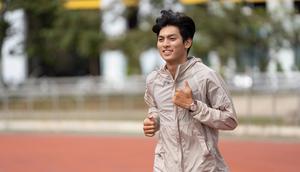 Jaket olahraga praktis dan nyaman, siap temani aktivitasmu di luar ruangan. (itchaznong@gmail.com/Depositphotos)