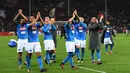 Para pemain Napoli merayakan kemenangan atas Genoa dengan memberikan salam kepada fans usai laga Serie A di Luigi Ferraris stadium, Genoa, (25/10/2017). Napoli menang 3–2. (AFP/Vincenzo Pinto)